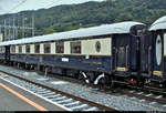 Venice-Simplon-Orient-Express (VSOE): der touristische Luxuszug von Belmond Ltd. im Portrait
Auf seiner wöchentlichen Schienenkreuzfahrt von London Victoria (GB) nach Venezia Santa Lucia (I) legt der VSOE einen längeren Halt im Grenzbahnhof Chiasso (CH) ein, um für die Weiterfahrt nach Italien die Lok zu wechseln sowie Wasser an den 16 Wagen abzupumpen und aufzufüllen. Obwohl nicht eingeplant, blieb noch genug Zeit für Fotos.
Hier ein Blick auf Pullmanwagen 4141 (Carrozza-Pullman | 61 87 09-70 141-0 F-VSOE) der Compagnie Internationale des Wagons-Lits (CIWL | Newrest Group), der im VSOE an 10. Stelle eingereiht ist.
[20.9.2019 | 13:47 Uhr]