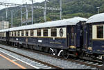 Venice-Simplon-Orient-Express (VSOE): der touristische Luxuszug von Belmond Ltd. im Portrait
Auf seiner wöchentlichen Schienenkreuzfahrt von London Victoria (GB) nach Venezia Santa Lucia (I) legt der VSOE einen längeren Halt im Grenzbahnhof Chiasso (CH) ein, um für die Weiterfahrt nach Italien die Lok zu wechseln sowie Wasser an den 16 Wagen abzupumpen und aufzufüllen. Obwohl nicht eingeplant, blieb noch genug Zeit für Fotos.
Hier ein Blick auf Speisewagen 4095 (Carrozza ristorante | Voiture-restaurant | 61 87 08-70 095-9 F-VSOE) der Compagnie Internationale des Wagons-Lits (CIWL | Newrest Group), der im VSOE an 9. Stelle eingereiht ist.
[20.9.2019 | 13:47 Uhr]