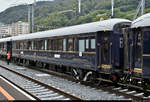 Venice-Simplon-Orient-Express (VSOE): der touristische Luxuszug von Belmond Ltd. im Portrait
Auf seiner wöchentlichen Schienenkreuzfahrt von London Victoria (GB) nach Venezia Santa Lucia (I) legt der VSOE einen längeren Halt im Grenzbahnhof Chiasso (CH) ein, um für die Weiterfahrt nach Italien die Lok zu wechseln sowie Wasser an den 16 Wagen abzupumpen und aufzufüllen. Obwohl nicht eingeplant, blieb noch genug Zeit für Fotos.
Hier ein Blick auf Schlafwagen 3552 (Carrozza-letti | Voiture-lits | 61 87 06-70 552-1 F-VSOE) der Compagnie Internationale des Wagons-Lits (CIWL | Newrest Group), der im VSOE an 5. Stelle eingereiht ist.
[20.9.2019 | 13:49 Uhr]