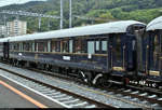 Venice-Simplon-Orient-Express (VSOE): der touristische Luxuszug von Belmond Ltd. im Portrait
Auf seiner wöchentlichen Schienenkreuzfahrt von London Victoria (GB) nach Venezia Santa Lucia (I) legt der VSOE einen längeren Halt im Grenzbahnhof Chiasso (CH) ein, um für die Weiterfahrt nach Italien die Lok zu wechseln sowie Wasser an den 16 Wagen abzupumpen und aufzufüllen. Obwohl nicht eingeplant, blieb noch genug Zeit für Fotos.
Hier ein Blick auf Schlafwagen 3555 (Carrozza-letti | Voiture-lits | 61 87 06-70 555-4 F-VSOE) der Compagnie Internationale des Wagons-Lits (CIWL | Newrest Group), der im VSOE an 4. Stelle eingereiht ist.
[20.9.2019 | 13:49 Uhr]