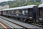 Venice-Simplon-Orient-Express (VSOE): der touristische Luxuszug von Belmond Ltd. im Portrait
Auf seiner wöchentlichen Schienenkreuzfahrt von London Victoria (GB) nach Venezia Santa Lucia (I) legt der VSOE einen längeren Halt im Grenzbahnhof Chiasso (CH) ein, um für die Weiterfahrt nach Italien die Lok zu wechseln sowie Wasser an den 16 Wagen abzupumpen und aufzufüllen. Obwohl nicht eingeplant, blieb noch genug Zeit für Fotos.
Hier ein Blick auf Schlafwagen 3525 (Carrozza-letti | Voiture-lits | 61 87 06-70 525-7 F-VSOE) der Compagnie Internationale des Wagons-Lits (CIWL | Newrest Group), der im VSOE an 3. Stelle eingereiht ist.
[20.9.2019 | 13:50 Uhr]