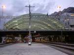 Blick von Westen unter dem Glasdach der Postbusstation hindurch in den Personenbahnhof Chur.