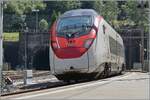 Die beiden SBB RABe 501 016  Glarus  und 014  Bern/Berne  sind als IC auf der Gotthard Panorama Strecke auf der Fahrt in Richtung Süden tauchen in Göschenen in den 15 Kilometer langen Gotthard Tunnel ein. 

4. Sept. 2023