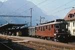 Bilder von der Lötschbergbahn im Mai 1981: Die im März 1945 in Dienst gestellte Ae 4/4 252 verläßt den Bahnhof Interlaken West in Richtung Interlaken Ost.