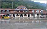 Der Bahnhof Interlaken-Ost spiegelt sich im flachen Wasser eines riesigen Brunnens. (06.07.2013)