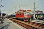 Die SBB Re 4/4 II 11243 mit einem BLS EW IV Schnellzug nach Lausanne beim Halt in Neuchâtel.