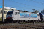 Lok 186 910-2 durchfährt den Bahnhof Pratteln.