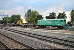 Blick auf einen Bauwagen der Gattung  Vs  (99 85 93 83 1352 CH-EFSA) der TrackNet AG und drei weitere Flachwagen der SBB Infrastruktur, die im Bahnhof Rorschach (CH) abgestellt sind.