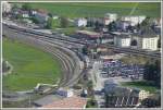 berblick ber den Bahnhof Sargans mit der St.Galler Linie im Vordergrund und der Zrcher Linie rechts des Bahnhofgebudes.