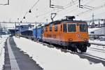 Güterpendelzug Interregio Cargo
Re 4/4 11320 mit dem passenden Steuerwagen 720 902-6 anlässlich der Bahnhofsdurchfahrt Solothurn vom 21. Dezember 2009.
Foto: Walter Ruetsch