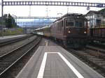 Aus Interlaken kommend fhrt am 29.06.2005 RE 3137  Golden-Pass-Panoramic  in Spiez ein.