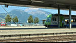 Bahnsteig mit Alpenpanorama:
 Durchblick  auf den Kopf des Steuerwagens Bt 992 (50 63 39-33 992-7 CH-BLS) mit Schublok Re 4/4 II 11117 (420 502-7) der BLS AG als RE 4077 von Interlaken Ost (CH) nach Zweisimmen (CH), der nahe des Thunersees im Bahnhof Spiez (CH) auf Gleis 2 steht.
[24.7.2019 | 15:34 Uhr]