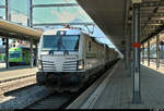 Für mich völlig unvorbereitet durchfährt ein KLV-Zug mit Rem 476 455-1  Bern  (Siemens Vectron) der railCare AG den Bahnhof Spiez (CH) auf Gleis 4 Richtung Thun (CH).
[24.7.2019 | 15:34 Uhr]