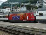 Dieselbe Re 460 087-0 mit ihrer Werbung fr Reka Rail von der anderen Seite und hier in der Mitte des Zuges fotografiert im Bahnhof von Spiez am 28.07.08 (Hans)