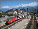 Ein IC der SBB verlt am Nachmittag des 23.07.2008 den Bahnhof von Spiez in Richtung Interlaken, geschoben von einer Re 460.