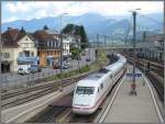 Einfahrt eines ICE in den Bahnhof von Spiez aus Richtung Interlaken kommend nach Berlin Ostbahnhof am 23.07.2008.