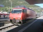 Hier ein IC nach Brig, bei der Einfahrt am 27.7.2009 in Visp.