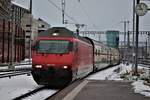 SBB Re 460 112-6  Thurtal  mit einem (halb) defektem Scheinwerfer den HB Zürich. 10. Dezember 2017