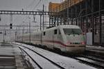 401 586-3  Chur  mit Aufklebern  25 Jahre ICE in Kooperation mit SBB  bei der Abfahrt auf Gleis 16 im HB Zürich als ICE 74 nach Kiel Hbf.