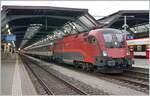 Es gibt sie noch - die echte, zuverlässige Eisenbahn die allen Widrigkeiten zum Trotz fährt und immer einen Weg findet:  Der EC 19793  Transaplin  wartet in Zürich auf die Abfahrt. Die ÖBB 1116 220 wird den Zug über ungewohnten Laufweg Lindau - München Salzburg in Richtung Graz führen.

19. Oktober 2023
