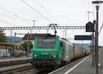 SBB/SNCF: Güterzug mit der SNCF-FRET 437060 anlässlich der Bahnhofsdurchfahrt Gland am 19.