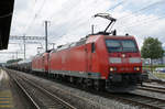 SBB/DB: Zwei DB Lokomotiven der BR 185 mit einem schweren Ölzug bei einem längeren Zwischenhalt auf dem Bahnhof Luterbach-Attisholz am 28.