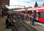 SBB: Impressionen Chaindon-Markt vom 3. und 4. September 2017 in Reconvilier.
Auch dieses Jahr wurden um die 40'000 Besucherinnen und Besucher in den Jura gelockt. Dieser traditionelle Markt ist ein Publikumsmagnet, der von der SBB einen grossen Einsatz abverlangt. Trotz der veralteten Infrastruktur reisen die Marktbesucher aus allen Gegenden der Schweiz am bequemsten per Bahn nach Reconvilier. Dieses Jahr verkehrte zusätztlich eine GTW 526 Dopppeltraktion als Zusatzzug im Stundentakt zwischen Sonceboz-Sombeval und Moutier. Normalerweise stehen auf diesem Streckenabschnitt keine Doppeltraktionen im Einsatz. 
Einfahrt Reconvilier vom 4. September 2017. Leider kam nicht jeder Fahrgast in den Genuss von einem Sitzplatz bei diesem grossen Andrang. 
Foto: Walter Ruetsch     