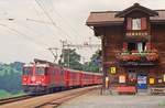 04.08.1991 Bahnhof Serneus der RhB, Zug mit Lok 633  Zuoz , die letzte der Baureihe 4/4 II.