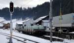 Bahnhof Wiggen und Personenverkehr ist Geschichte. Die Landi Wiggen sorgt aber mit ihren jhrlichen Bestellungen von Zuckerrbenschnitzeln dafr, dass SBB Cargo weiterhin den Bahnhof, zumindest im Herbst, bedient. Zwei Ks-Flachwagen stehen am 08.12.10 in Wiggen bei der Verladerampe der Landi.