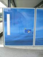 Hier eines der Abstellelemente wie sie auf vielen SBB Bahnhfen vorkommen. Diese Ausfhrung besitzt sogar einen Fahrkartenentwerter. Aufgenommen am 24.7. im Bahnhof Wyningen.