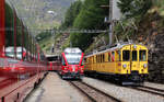 Rush hour in Alp Grüm (2091 müM): Während links der Bernina-Express und rechts die beiden Oldie-Triebwagen auf die Fahrt nach Pontresina warten, fährt in der Mitte der