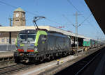 BLS/SBB: Vectron 193 405 von BLS CARGO vor Containerzug in Basel Badischer Bahnhof verewigt am 6. April 2018.
Foto: Walter Ruetsch