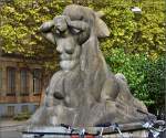 Zeitgenössische Kunst am Bau vor dem badischen Bahnhof in Basel. Als Ensemble stehen sich zwei Brunnen gegenüber, die gegenwärtig als Blumentöpfe missbraucht werden. Dieser Brunnen symbolisiert die Wiese, angeschoben von einem Stier. Die Wiese fliesst in Basel in den Rhein. September 2015.