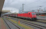 Donnerstag den 20.04.2023 um 10:25 Uhr in Basel Bad Bf. Ein bereits seltenes Bild betreffs der Güterwagen. Die DB-Lok 91 80 6185 238-3 D-DB zieht hier im Badischen Bahnhof den Güterzug vom Rangierbahnhof Muttenz nach Deutschland. Eigentümer: DB AG. Mieter: DB Cargo. Typ: Bombardier Traxx F140 AC2. Alstom Traxx (Eigenschreibweise TRAXX, bis zum Jahr 2021 Bombardier Traxx) ist eine Typenfamilie elektrischer und dieselelektrischer Lokomotiven, die, seit der Übernahme von Bombardier Transportation im Januar 2021, von Alstom hergestellt werden. Wetter: Trüb und Regen.