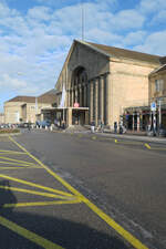 Die imposante und - wie ich meine - durchaus fotogene Straßenseite des Badischen Bahnhofs der schweizer Stadt Basel konnte ich am 15. Dezember 2023 am Vormittag fotografieren. Eine Plakette am Bahnhof erklärt, daß das Gebäude in den Jahren 1906 - 1913 nach Entwürfen von Karl Moser gebaut wurde.
Basel Bad Bf, 15.10.2023