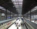 Rolltreppenfahrt in Basel.
Während man auf der Rolltreppe zum Bahnsteig runter fährt, hat man einen tollen Blick in die Halle des Bahnhofs Basel SBB. Links steht ein IC nach Interlaken Ost, den Zug rechts werde ich bis zu seiner Endstation Chur benutzen.

Basel SBB, 05. Mai 2016