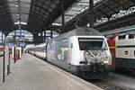 Am Morgen des 15.10.2016 stand Re 460 105-0  VSLF  mit einem InterCity am Bahnsteig in Basel SBB.