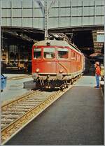 Am Ende ihrer Einsatzzeit wurde die SBB Re 4/4 I 10030 noch mit Verschubdienst in Basel SBB eingesetzt, wo sie Züge von der Abstellanlage in Bahnhof zu bzw. diese in die Abstellanlage brachte.
Das Bild zeigt neben eigentlichen Motiv, der Re 4/4 I auch einen Eindruck von der Bahnhofshallte von Basel SBB und kaum zu sehen den hinter Lok stehenden SBB Nachtzug Schlafsitzwagen  Slepperette .

Ein Analogbild vom 22. Mai 1999