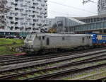 SNCF-AKIEM - Lok 91 87 0037 055-7 mit Güterzug bei der Durchfahrt im SBB Bahnhof von Basel am 04.12.2022