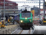 SNCF - Güterzug mit der Lok 437014 bei der durchfahrt im Bahnhof Basel SBB am 2024.05.01