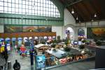 Schalterhalle - Im Dezember findet hier ein kleiner Weihnachtsmarkt statt, der hoffentlich den Reisenden ein wenig Besinnung bringt. 11.12.2006