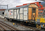 Blick auf einen Dienstwagen der Gattung  Vs  (99 85 93 83 020-6 CH-BNKLR) der Sersa Technik AG, der in einem Bauzug mit Tm 234 140-2 SBB eingereiht ist und den Bahnhof Bellinzona (CH) auf Gleis 1