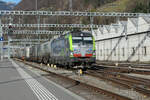 Hervorragend ausgebaute Infrastruktur, kompakte Signale und ETCS, massive Quertrageweke für die Fahrleitung, so präsentieren sich die Eisenbahnen der Schweiz im Jahr 2023!
Hier durchfährt ein Vectron der BLS Cargo - 4475 418 CH-BLSC - mit einem langen Zug des Spediteurs Ambrogio den Bahnhof Bellinzona. Der Zug hat den Gotthard Basistunnel durchquert, eine Lokomotive allein genügt für die Fahrt.
Bellinzona, 15.März 2023, 16.21 Uhr