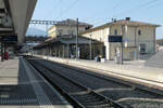Bestens gepflegt präsentiert sich der Bahnhof Bellinzona der SBB am 18. März 2023