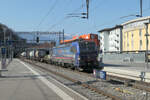 An einem sonnigen Samstag im März durchfährt die 193 529 D-SIEAG der SBB Cargo International den Bahnhof Bellinzona Richtung Gotthard-Basistunnel. Am Haken hat sie einen Zug des kombinierten Ladungsverkehrs.
Bellinzona, 18. März 2023