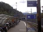 Nein, der Bahnhof von Bellinzona hat keine 809 Gleise. Es ist dennoch immer wieder verwunderlich, wie diese  Sondergleise   vor  einem Gleis 1 genannt werden. Mal ist es  Gleis 101  mal ist es  Gleis 10  ... hier ist es  Gleis 809 . Toll gemacht. Foto vom 12. Oktober 2009.