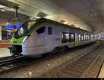 BLS - MIKA  RABe 528 125 als IR 65 nach La Chaux de Fonds im Bhf. Bern am 06.01.2024