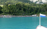 Panorama-Express von Interlaken Ost nach Meiringen - Luzern im Bahnhof Brienz, fotografiert vom Kursschiff Interlaken - Brienz aus. Brienz, 22.7.2026