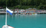 Wir legen bald im Hafen von Brienz an, der Panorama-Express von Interlaken Ost nach Meiringen - Luzern steht immer noch im Bahnhof Brienz. Brienz, 22.7.2026