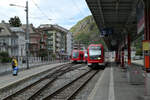 Fabrikneue Triebzüge des Typs ABeh 8/12 Orion der Matterhorn - Gotthard-Bahn stehen auf dem Bahnhofsplatz in Brig bereit.